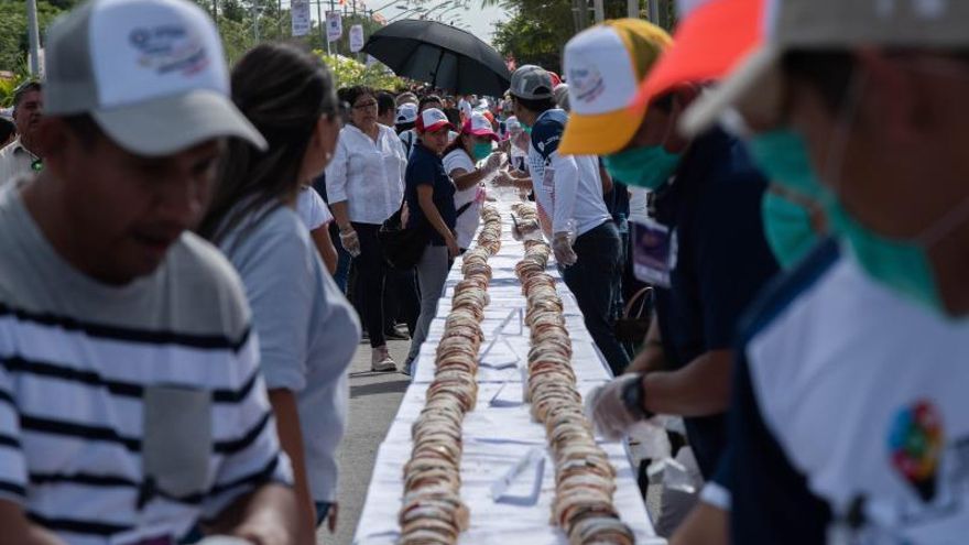 Panaderos mexicanos realizaron la rosca de reyes mas larga del mundo, este lunes en la ciudad de Tizimin, Yucatán (México).