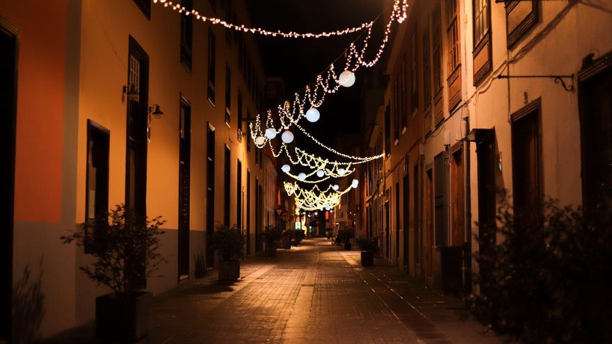 Una calle de La Laguna iluminada por el alumbrado navideño
