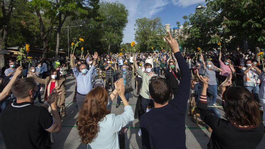 La candidata de Más Madrid a la Presidencia de la Comunidad de Madrid, Mónica García (2i ) y el líder de Más País, Íñigo Errejón (3i) durante un acto de cierre de campaña del partido, en la Cuesta de Moyano