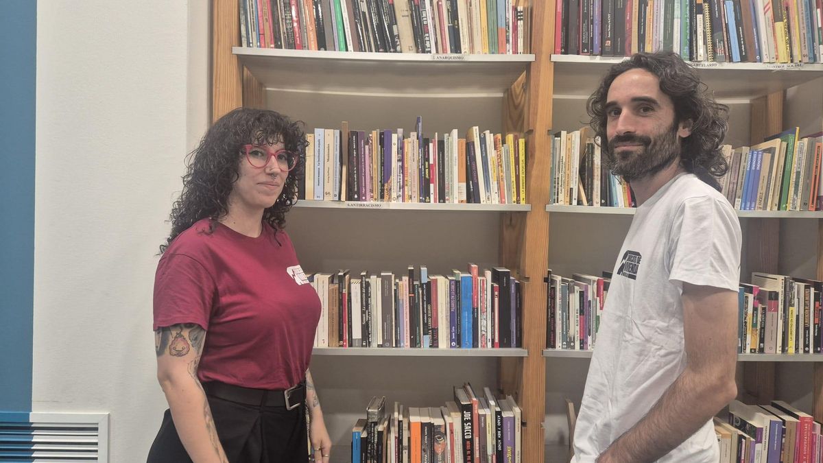 Toñi Rojo y Jorge Molina, frente a las estanterías con libros del Sindicato de Vivienda en La Minerva. E.R.