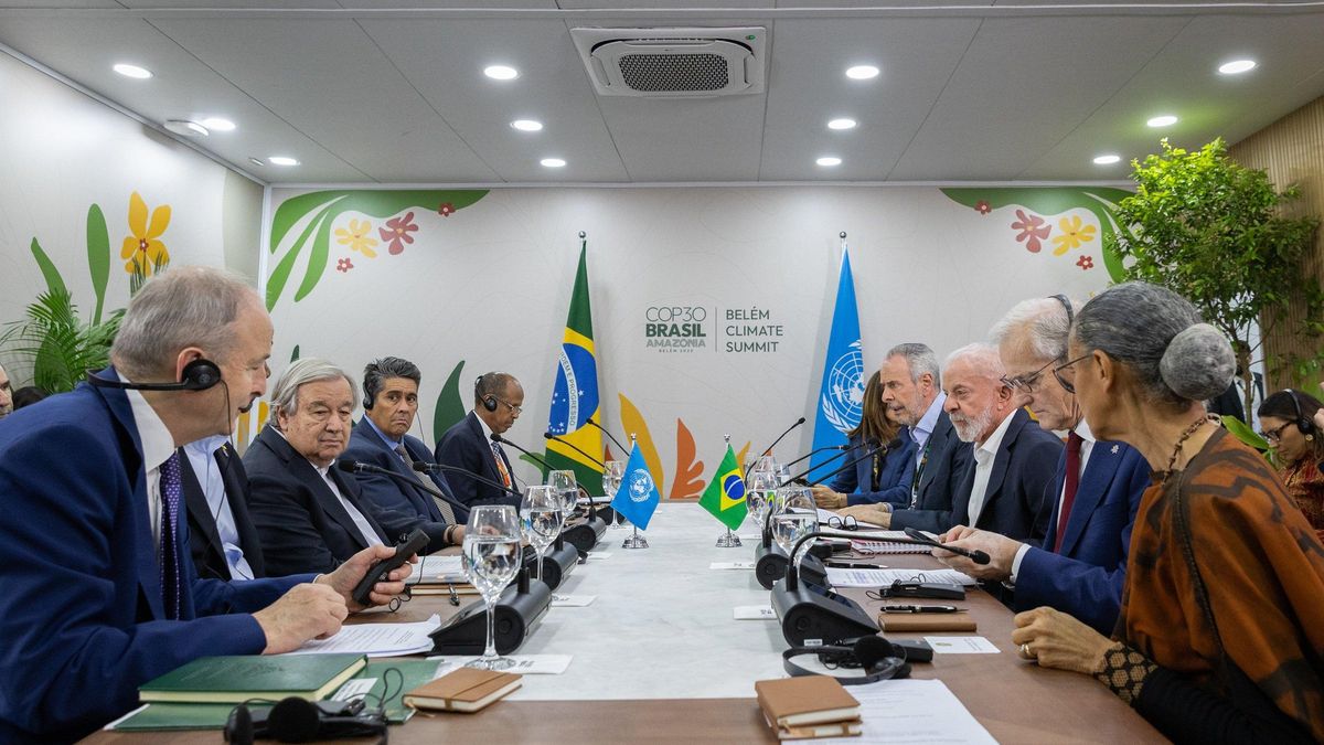 Mesa redonda sobre adaptación celebrada el 7 de noviembre de 2025 en la COP30, con Lula da Silva (tercero a la derecha) y la ministra de Medioambiente de Brasil, Marina Silva (primera a la derecha), entre los asistentes. La cumbre se suele llamar “la COP de la adaptación”