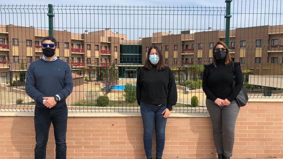 Miembros de la plataforma ante la Residencia Caridad y Consolación