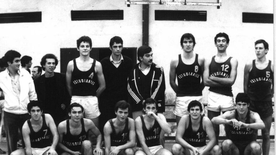 Un equipo de Estudiantes con Fernando Martín posando en La Nevera