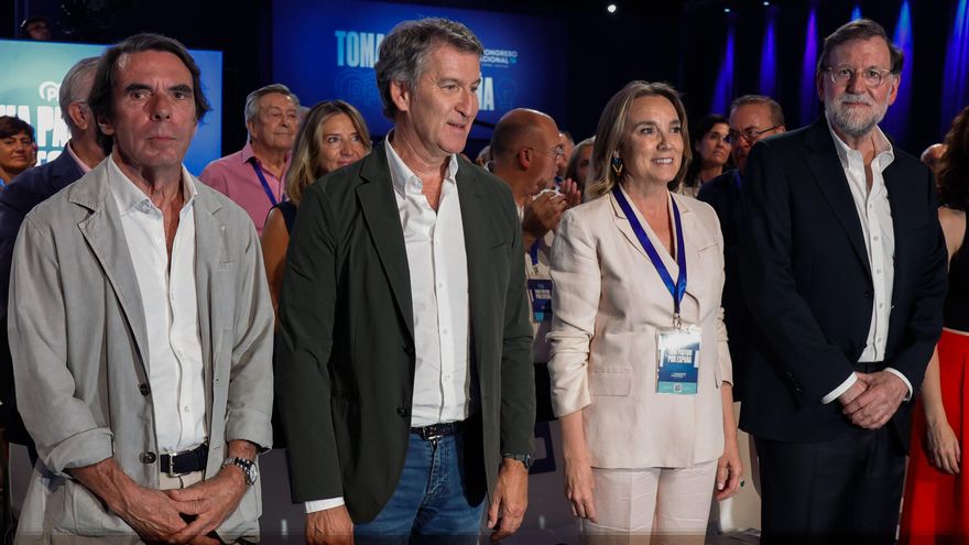 El líder del PP, Alberto Núñez Feijóo (2i) junto a sus antecesores en el cargo, y expresidentes del Gobierno José María Aznar (i) y Mariano Rajoy (d), y la nueva vicesecretaría de Regeneración Institucional, Cuca Gamarra durante el XXI Congreso Nacional del PP, este viernes en el recinto ferial Ifema de Madrid.