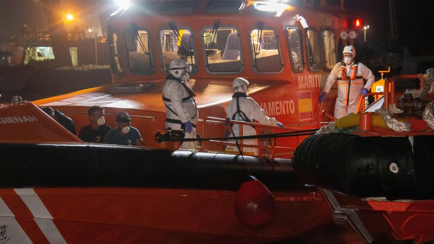 Trasladados a Motril 11 inmigrantes que viajaban en una patera de 4 metros