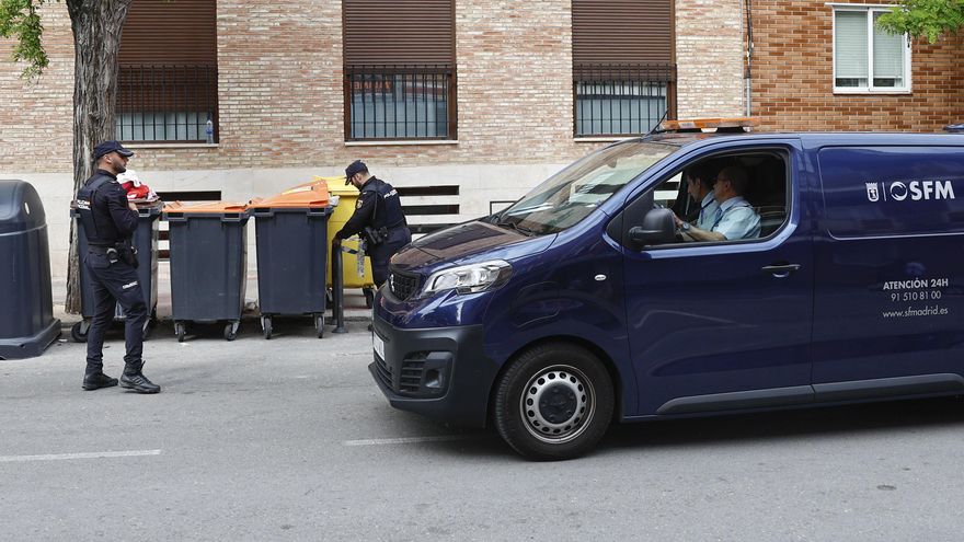 La policía investiga el hallazgo de un bebé muerto entre cubos de basura en el distrito de Barajas