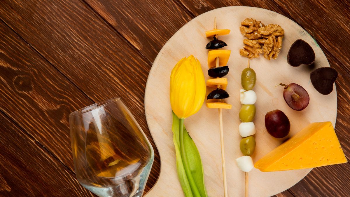 Las brochetas que combinan fruta con otros ingredientes son muy ligeras y las combinaciones de sabores resultan sorprendentes