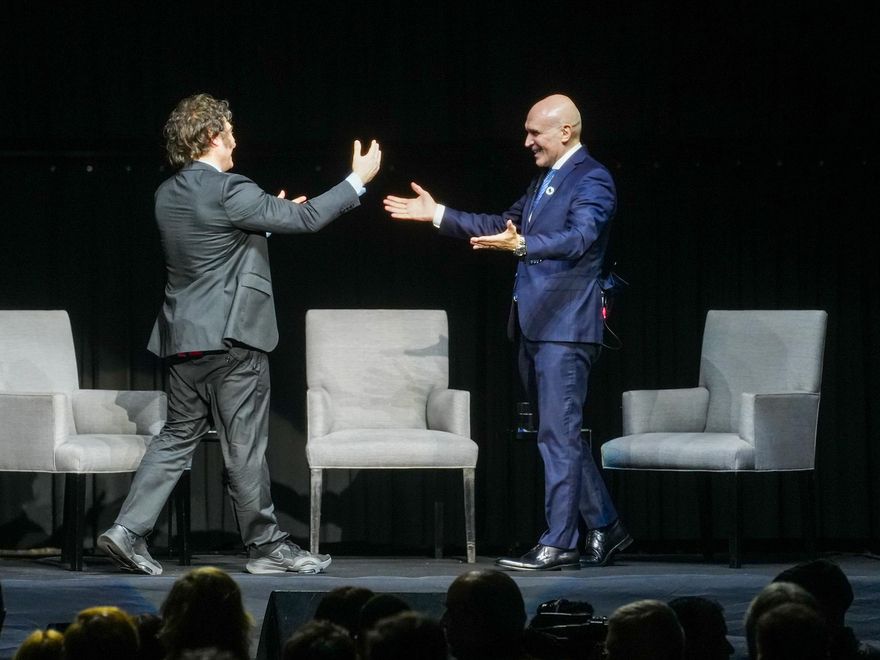Javier Milei y José Luis Espert se saludan en el escenario del Luna Park, el 22 de mayo de 2024, en el marco de una presentación de un libro del primero