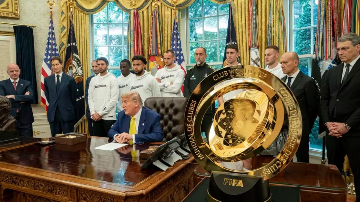El trofeo del mundial de clubes en primer plano, en el despacho oval