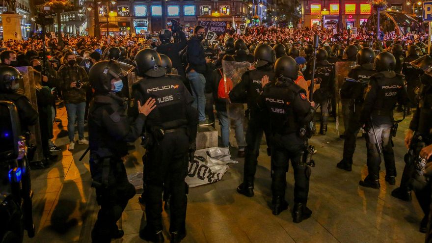 AMP.- 16 detenidos y varios heridos en las cargas y altercados durante la concentración en apoyo a Pablo Hasel en Madrid