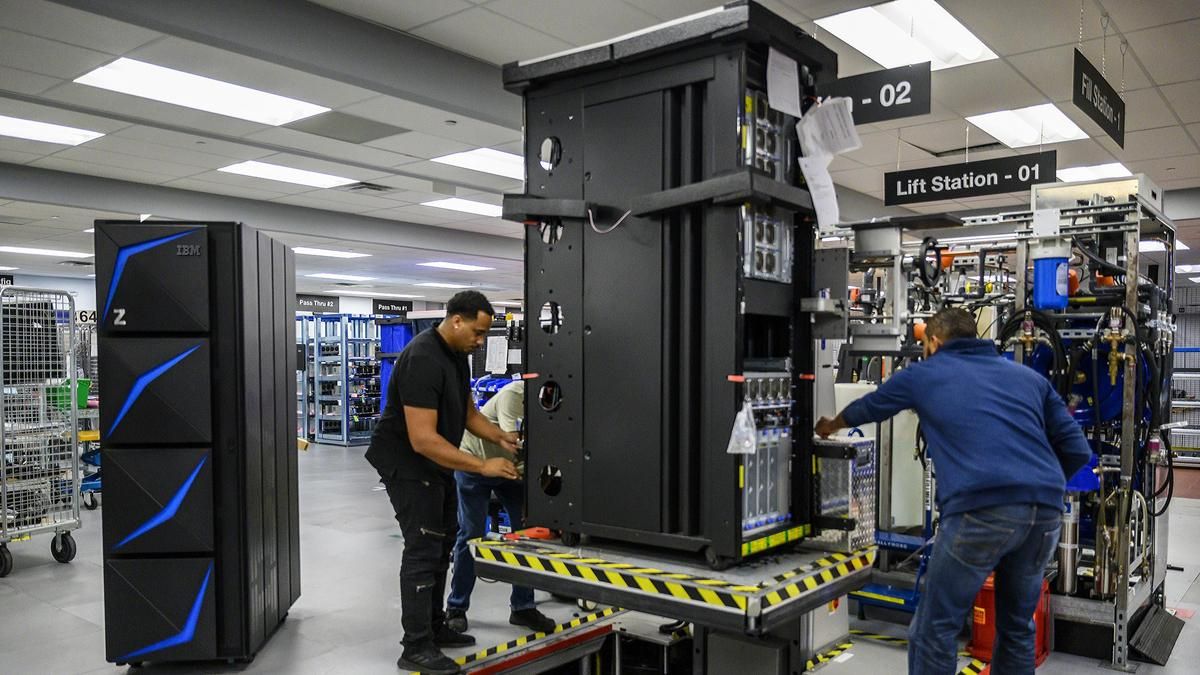 Trabajadores en un centro de datos, en una imagen de archivo.