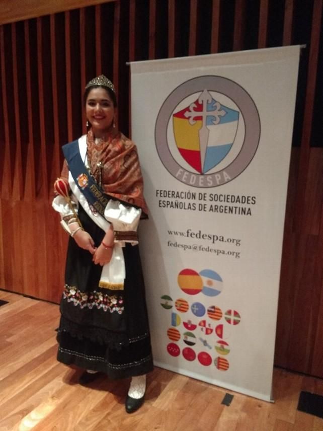 Micaela Saezn, de 17 años, portando el cetro.