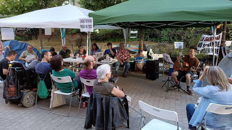 Los asistentes a la concentración por la vuelta de los SUAP en una de las jornadas de la acampada.