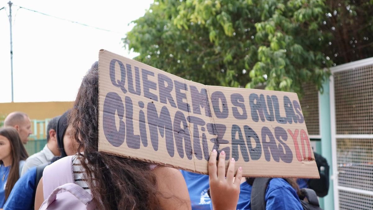 Pancarta de protesta en el IES El Doctoral (Gran Canaria) contra las temperaturas en las aulas