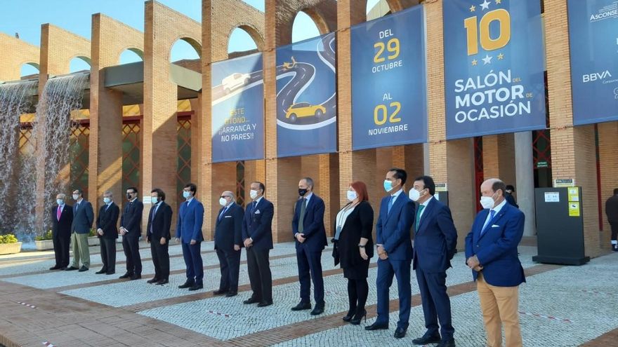 Foto de familia a la entrada del recinto ferial