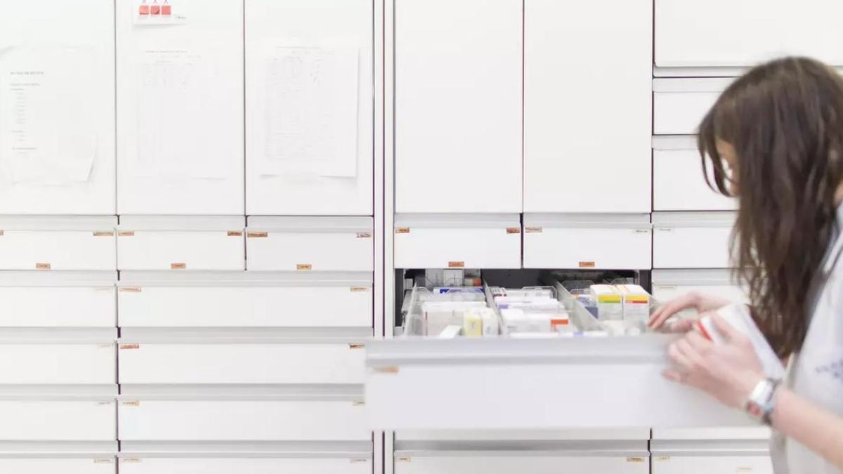 Una línea de medicamentos en la farmacia. Europa Press