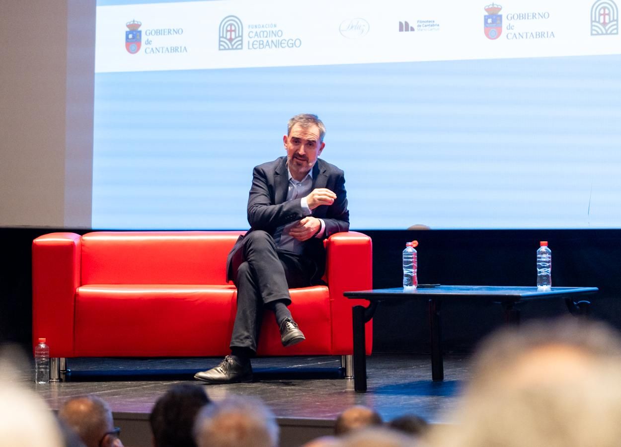 Ignacio Escolar aborda la importancia de contar con periodistas sobre el terreno.