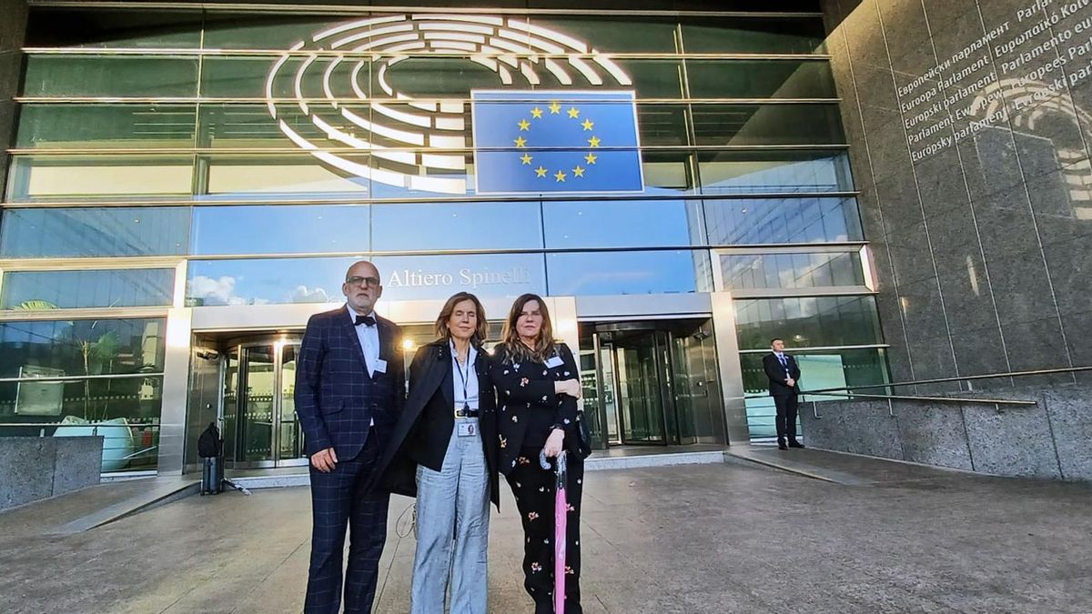 La productora de la película Benito Pérez Buñuel de la productora Marta de Santa Ana y director Luis Roca