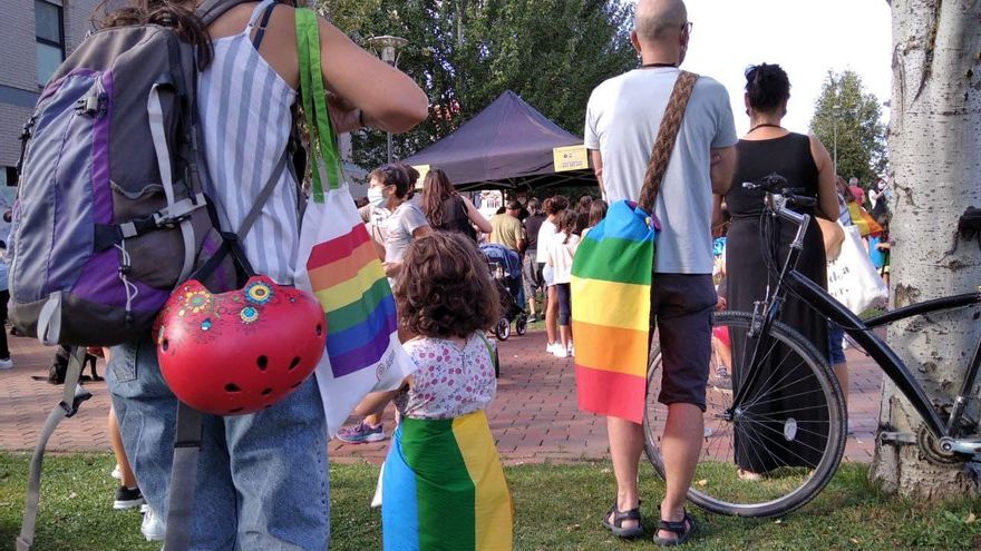 Un barrio de Vitoria se une para clamar que "el odio no cabe en las calles" tras el acoso a una niña por llevar una bolsa con la bandera LGTBI