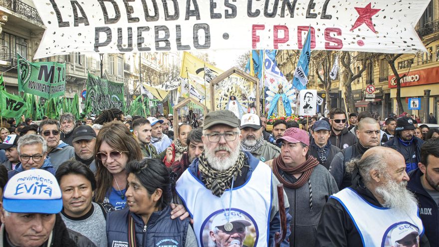 Movimientos sociales marcharon desde San Cayetano hasta el centro porteño por "pan, paz y trabajo"