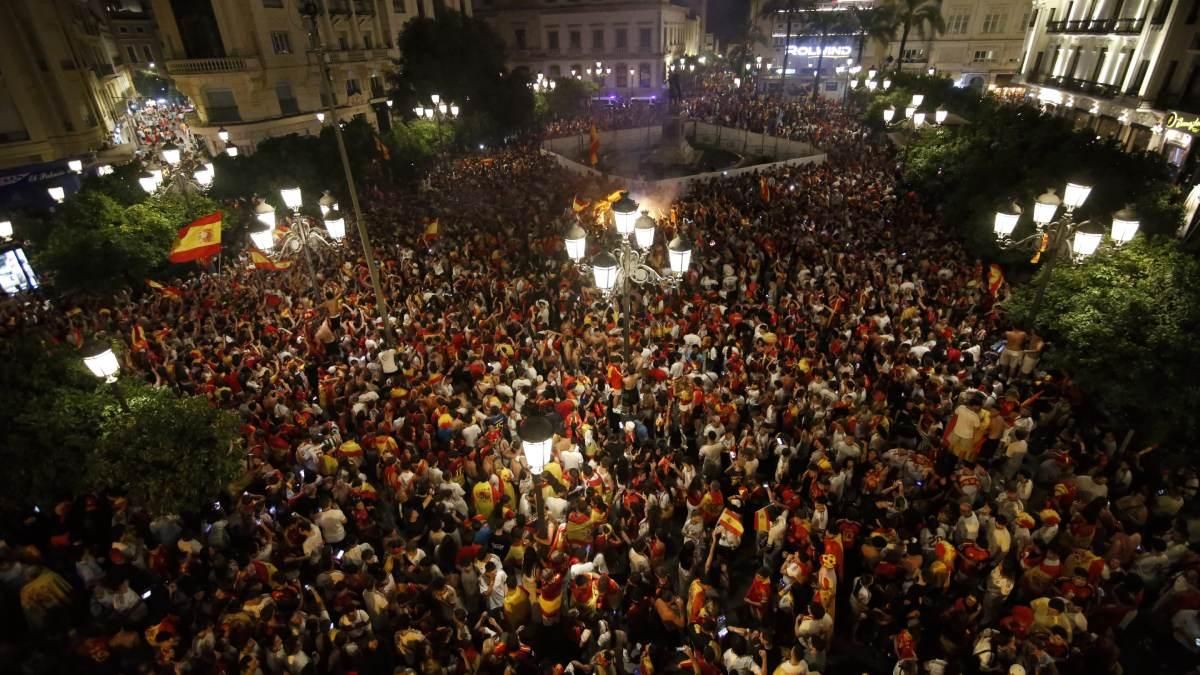 La celebración de los cordobeses en Las Tendillas tras el triunfo de España, en imágenes