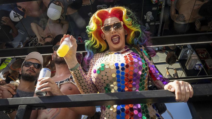 Las cabalgata del Orgullo de Maspalomas vuelve a reunir a miles de personas en Playa del Inglés. EFE/Quique Curbelo