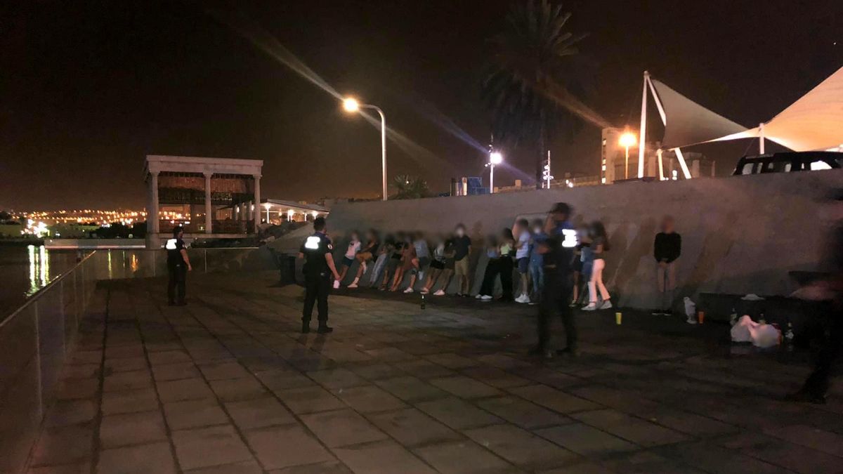 La Policía Local durante una inspección de control en el intercambiador de Santa Catalina, en Las Palmas de Gran Canaria.
