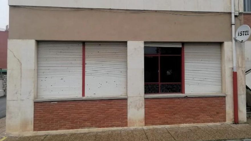 Ventanas en mal estado en las aulas de la planta baja del centro.