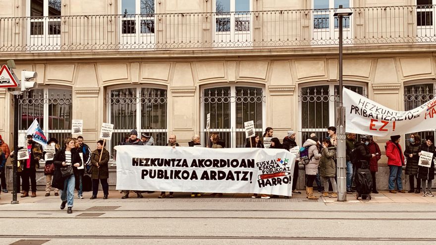 Protestan frente al Parlamento para que la reforma educativa vasca no perpetúe la "doble red" pública y privada