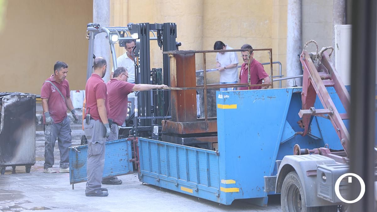 Barredora que salió ardiendo en el interior de la Mezquita Catedral