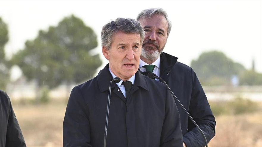 El presidente del PP, Alberto Núñez Feijóo, y el candidato del PP a la reelección a la Presidencia del Gobierno de Aragón, Jorge Azcón, durante una rueda de prensa, en la fábrica Stellantis, a 28 de enero de 2026, en Figueruelas, Zaragoza, Aragón (España).