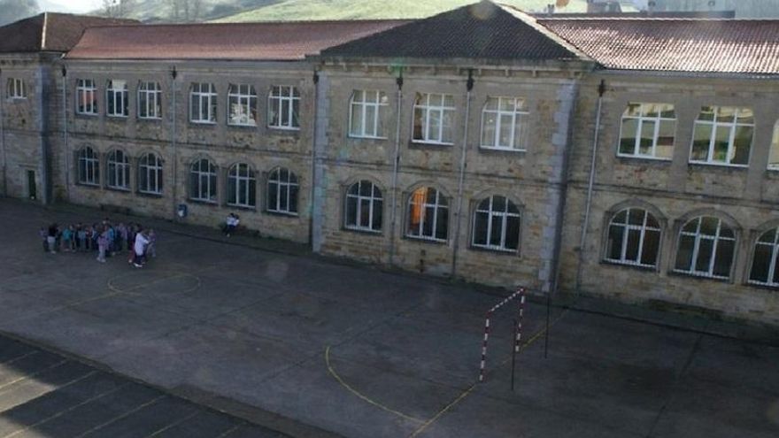 Vecinos y comunidad educativa promueven por tercera vez cambiar el nombre al colegio Miguel Primo de Rivera de Ampuero