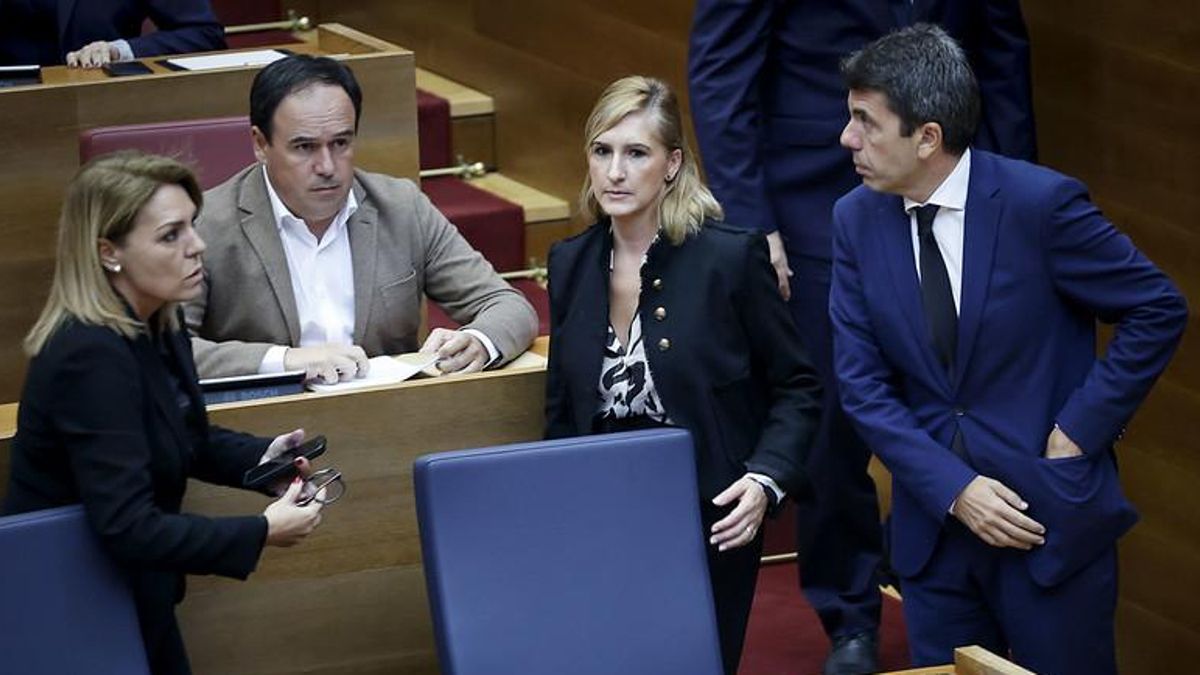 Salomé Pradas, en el centro, con Susana Camarero, Juan Francisco Pérez Llorca y Carlos Mazón.