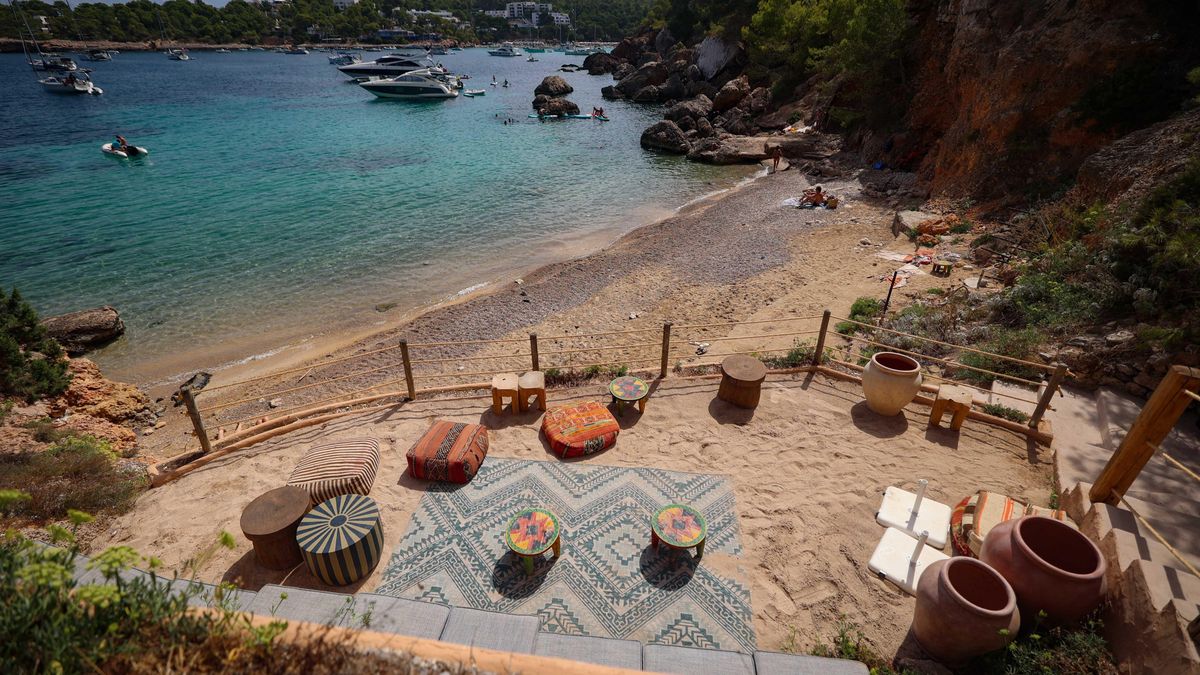 Los clientes del hotel de lujo disfrutan de la cala casi en exclusiva, al no estar el acceso señalizado.