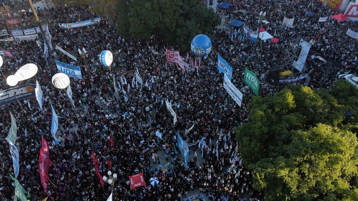 Una masiva marcha contra la motosierra de Milei a las universidades públicas desborda Buenos Aires