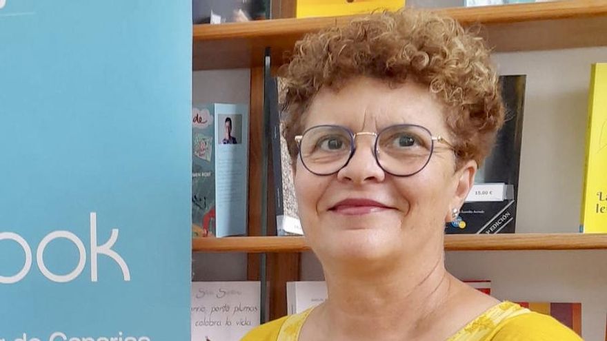 La escritora Pilar Ramos Díaz posa con su última obra.