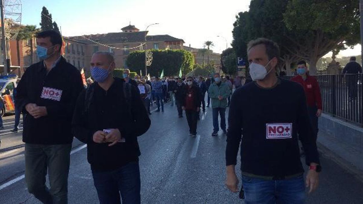 El portavoz de Podemos en el Ayuntamiento de Murcia, junto al secretario de Sociedad Civil de Podemos Región de Murcia y el responsable de organización de la formación