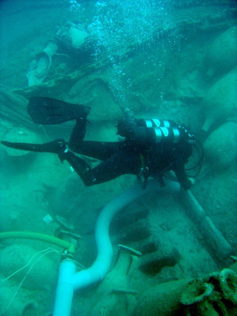 Un arqueólogo subacuático opera en el yacimiento de Bou Ferrer