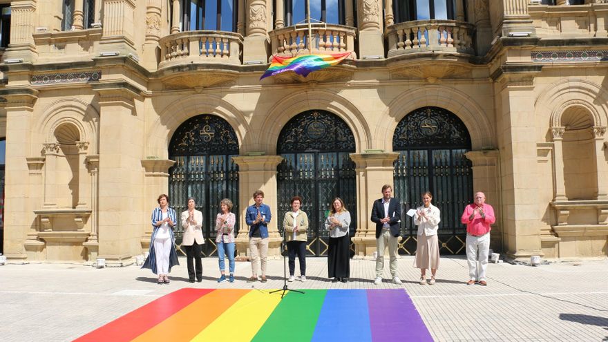 El Ayuntamiento de San Sebastián da lectura a la declaración institucional con motivo del Día Internacional del Orgullo LGTBI+,