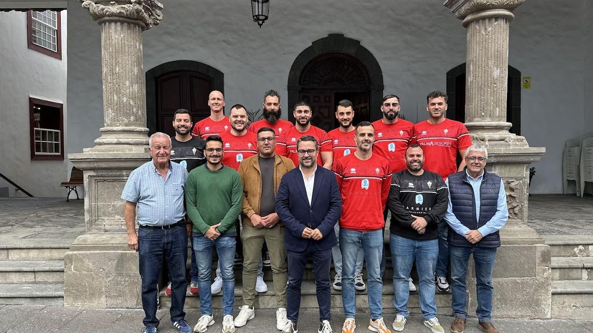 Recepción al CD Mensajero de baloncesto en el Ayuntamiento de Santa Cruz de La Palma