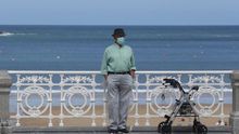 Un hombre, en la barandilla de la playa de La Concha