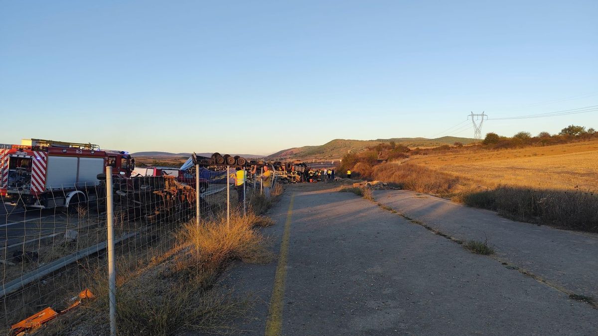 Un camión vuelca en la A-67 y mata a su conductor y a un operario que retiraba otro vehículo en Aguilar, en Palencia