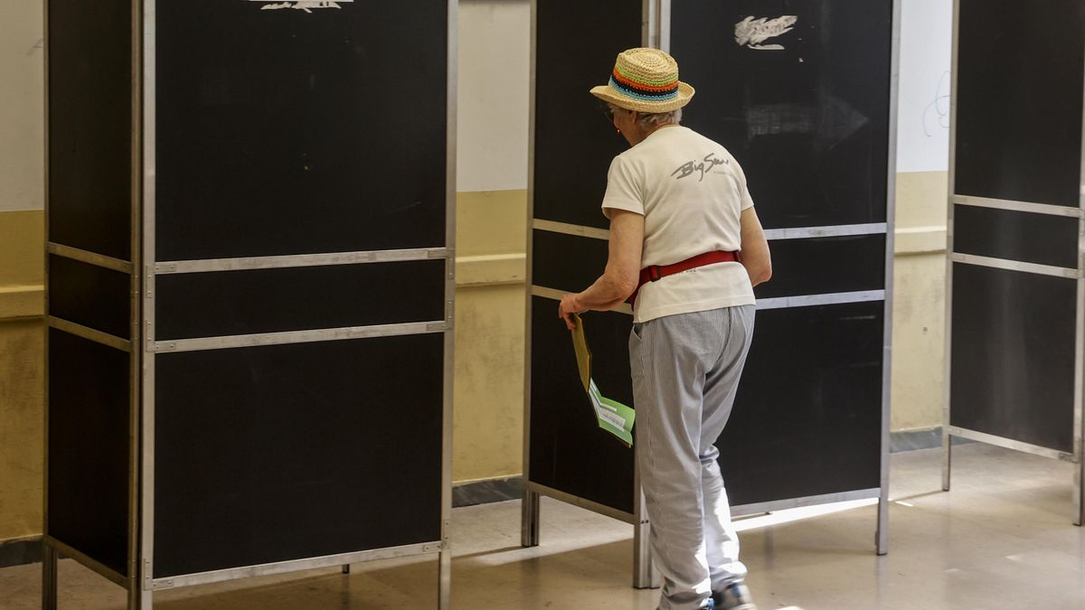 Una participante en el referéndum se encamina a la cabina de voto el domingo en Roma.