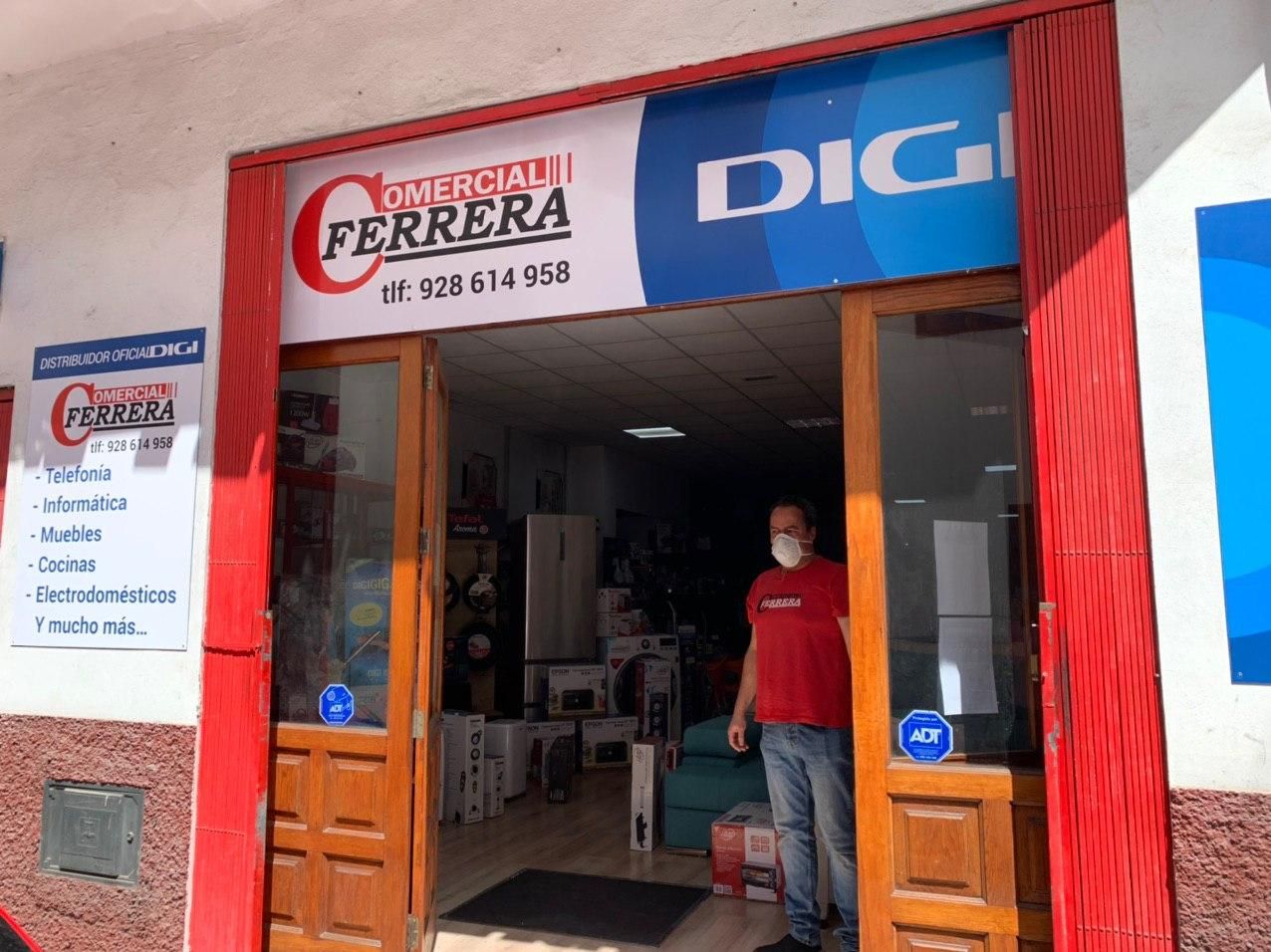 Carmelo Ferrera recibiendo a sus clientes en Comercial Ferrera, Teror.