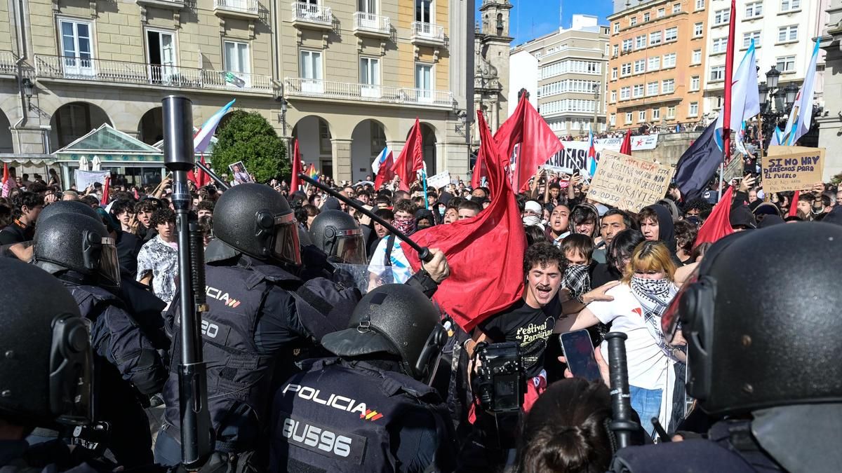 Batalla campal en A Coruña tras el acto de Vox en la Plaza de María Pita