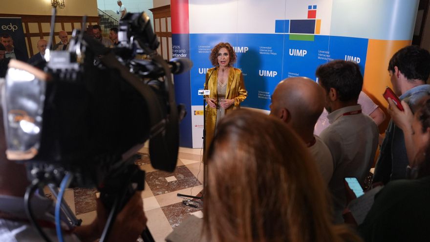 La vicepresidenta primera del Gobierno y ministra de Hacienda, María Jesús Montero, ofrece declaraciones a su llegada a la UIMP, donde ha clausurado un curso sobre desigualdades