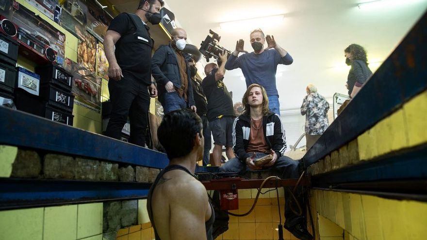 El equipo técnico dando indicaciones en el rodaje de 'El inmortal'