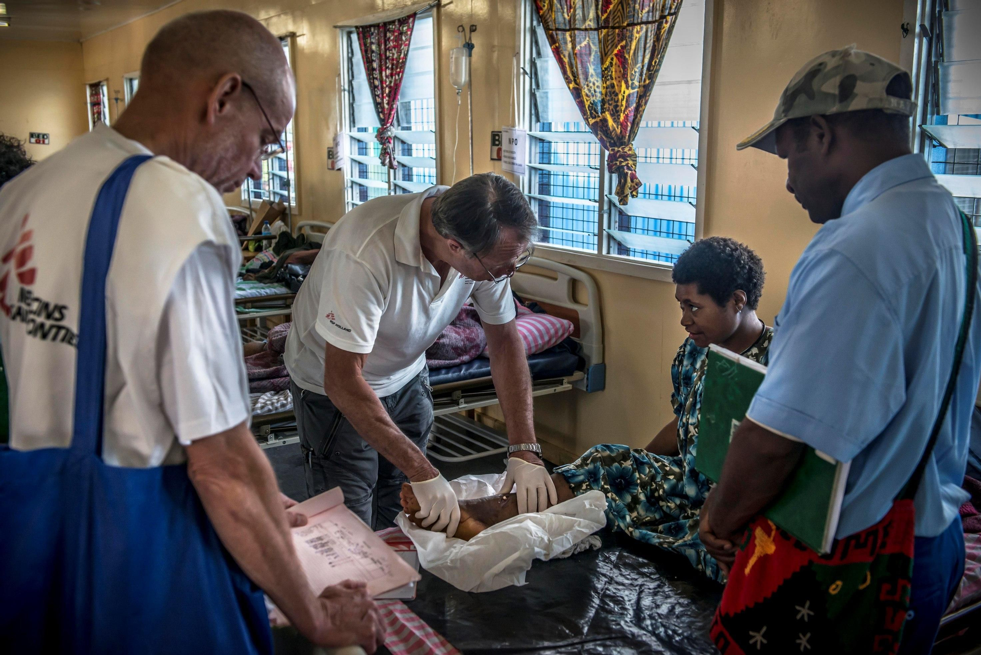 Las víctimas reciben tratamiento de las heridas y lesiones ocasionadas por las agresiones y para la prevención de enfermedades de transmisión sexual. Un cirujano de MSF comprueba el estado de una paciente que ha llegado al hospital de Tari con una pierna fracturada. Fotografía: Yann Libessart/MSF