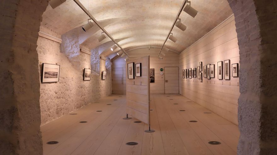 Vista general de la exposición centrada en la figura del escritor y pintor Benito Pérez Galdós del Seminario Mayor de Comillas