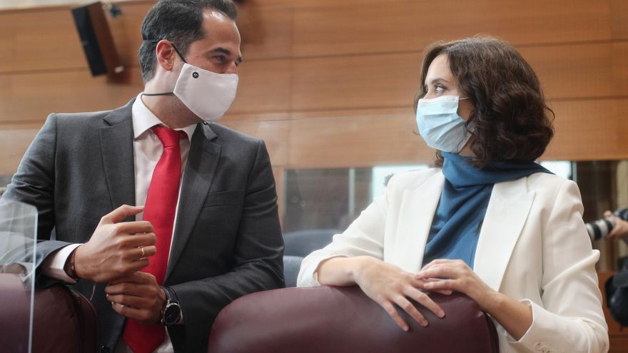 Aguado ensaya el papel de árbitro y vuelve a perder frente a Ayuso